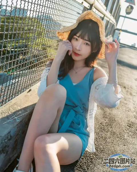 戴着帽子坐在地上的阿拉伯裔妇女