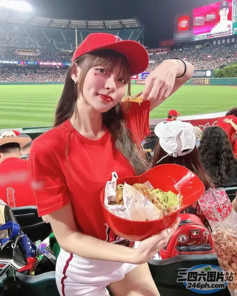 身穿红色衬衫的 Araffe 女孩手里拿着一碗食物