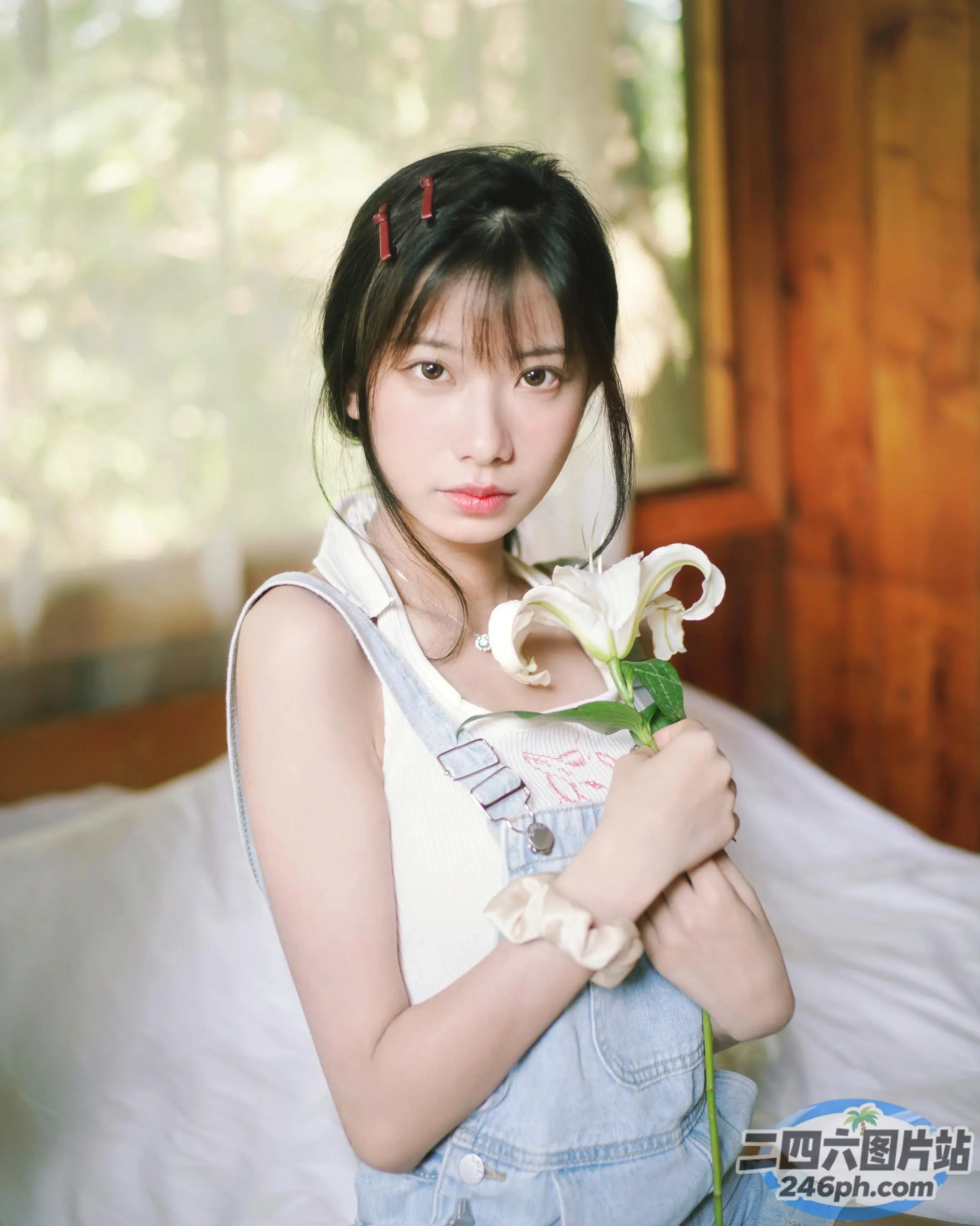 有个女人手里拿着一朵花