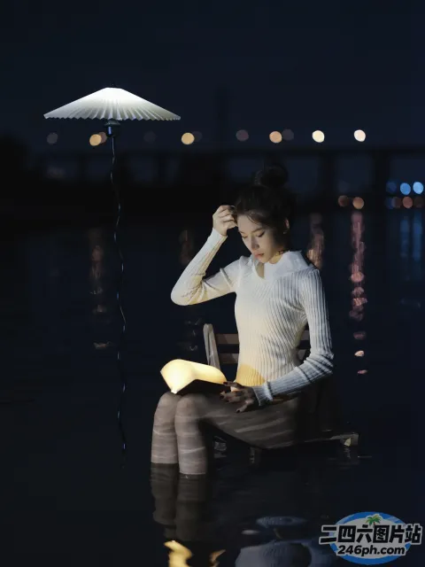 阿拉夫德女人晚上坐在长凳上看书