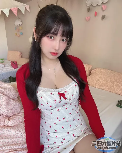房间里的床上坐着一个女人
