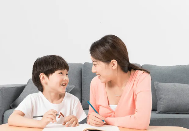 低层次父母 总爱和娃讲大道理, 高层次 父母一般会这么做