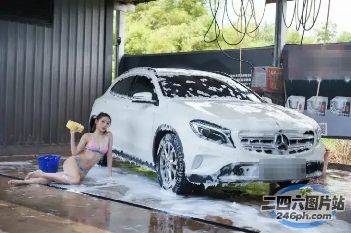 Arafed 女人在车库里用海绵洗车
