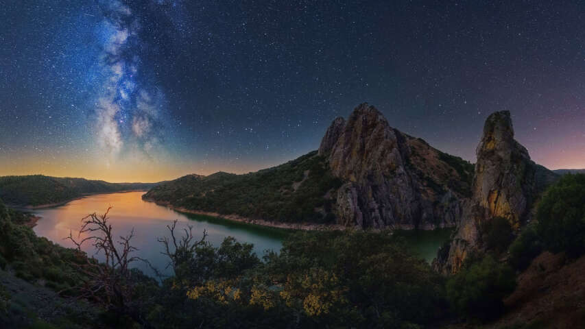 湖光山色，水中有船