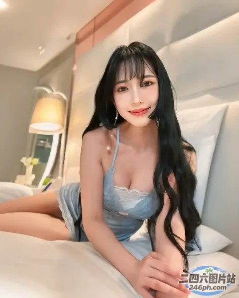 一个女人躺在床上拿着一本书的特写