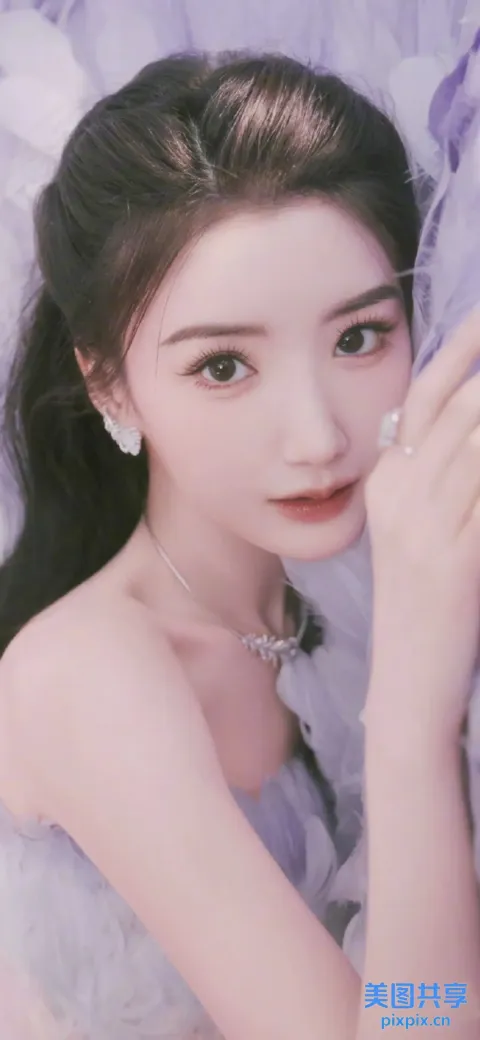 一个身穿白色连衣裙的女人拿着一朵花的特写