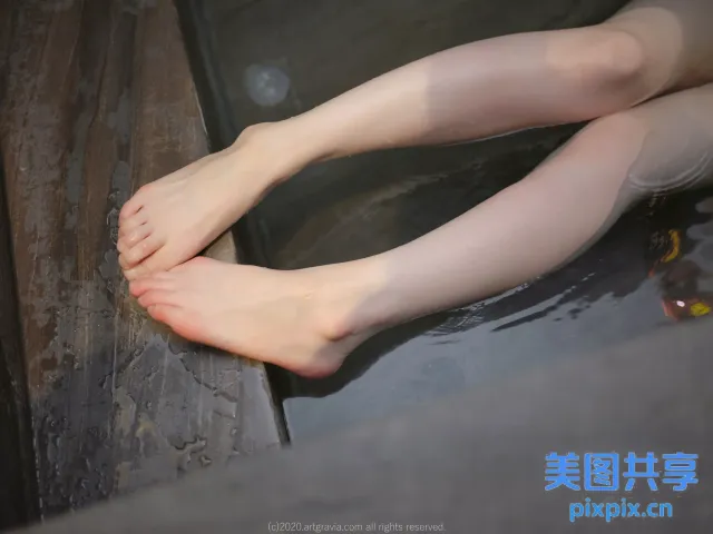 浴缸里有个女人光着腿
