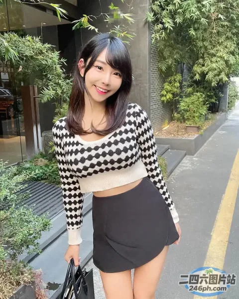 身穿黑白上衣和裙子的 Araffed 亚洲女性