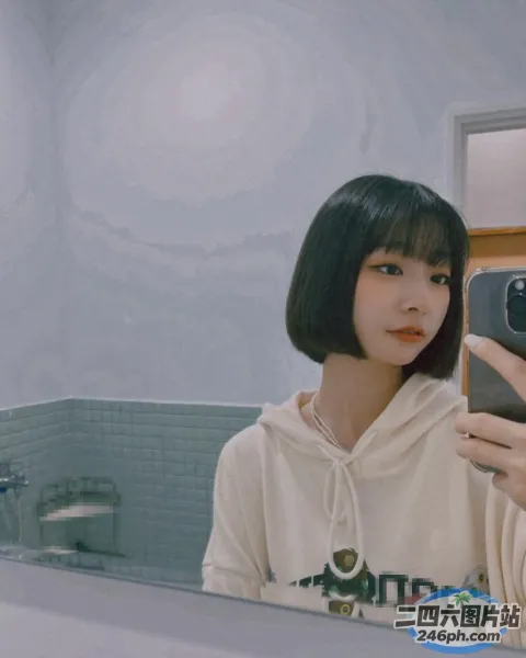 有个女人对着镜子自拍