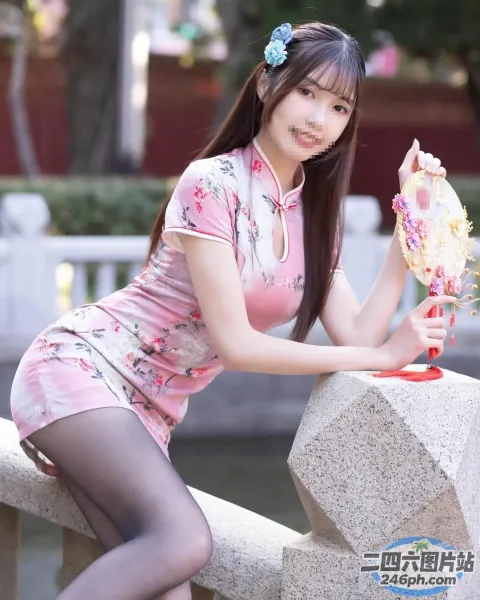 Araffe 亚洲女子 身穿粉红色连衣裙 手捧花