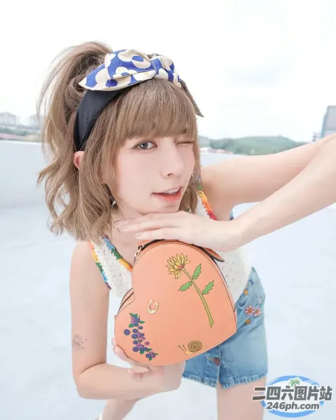阿拉夫德女人拿着一个印有花朵图案的钱包