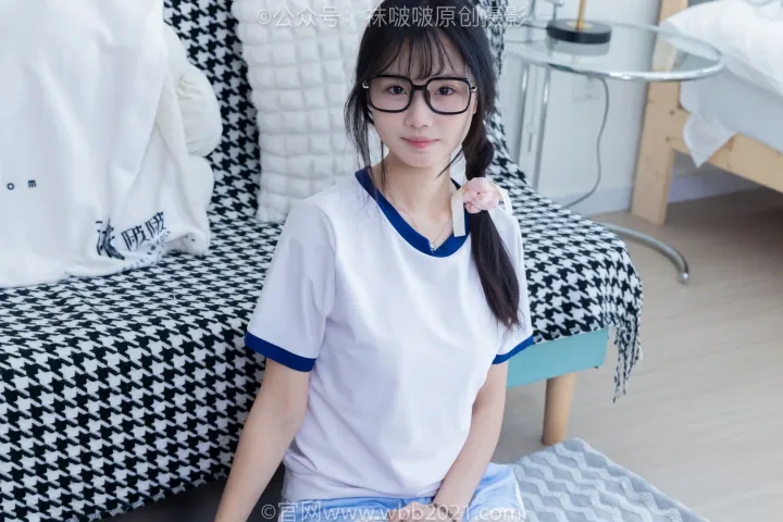 有个女人坐在床上，手里拿着一台笔记本电脑