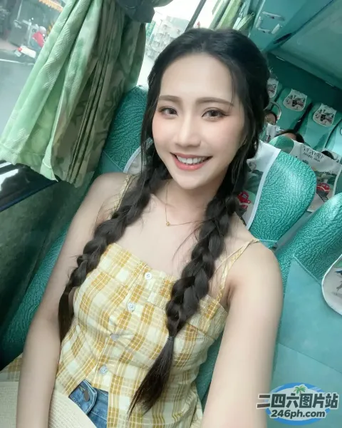 坐在公共汽车上的辫子头发的 araffe 女人