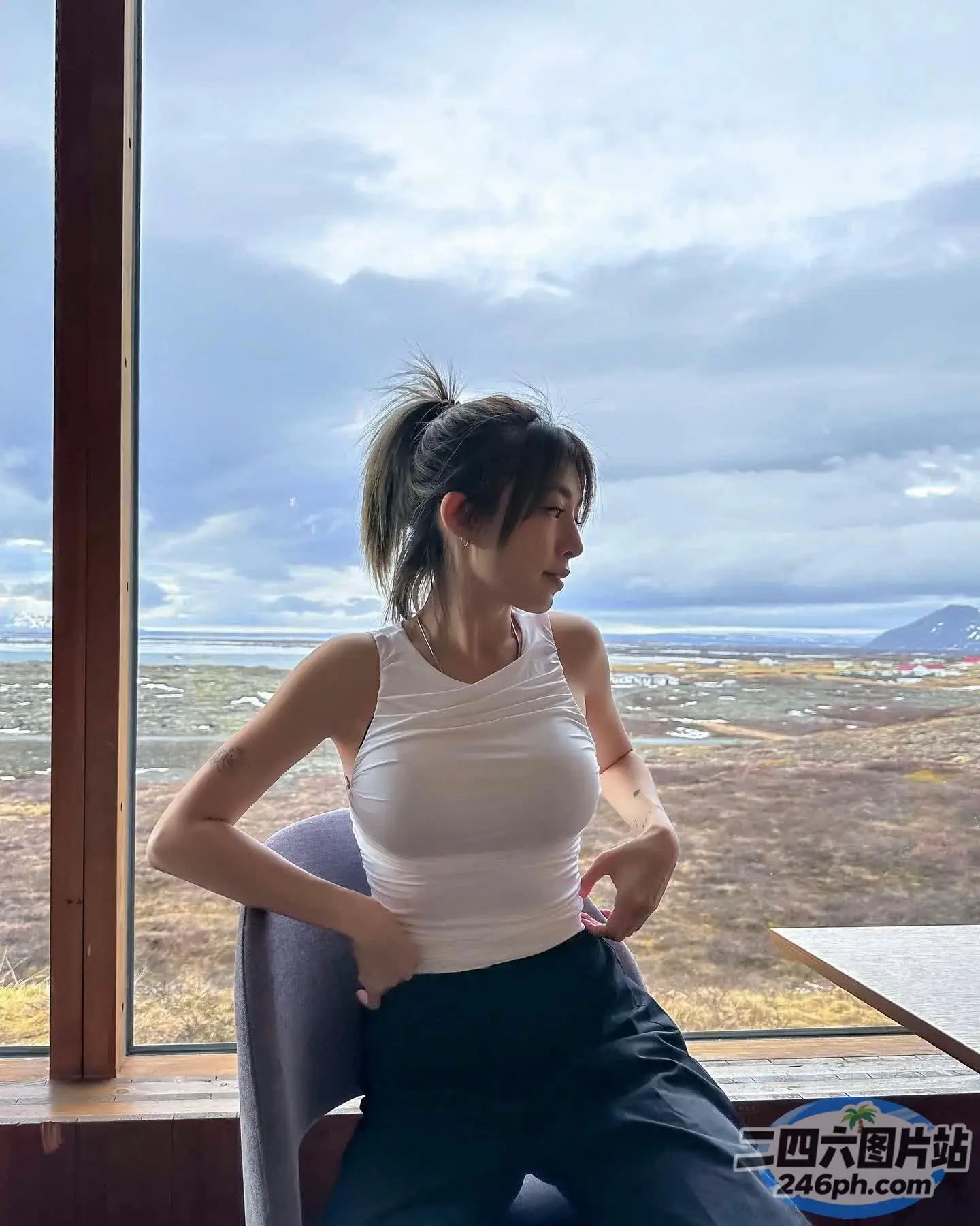 坐在椅子上望向窗外的阿拉菲德女人