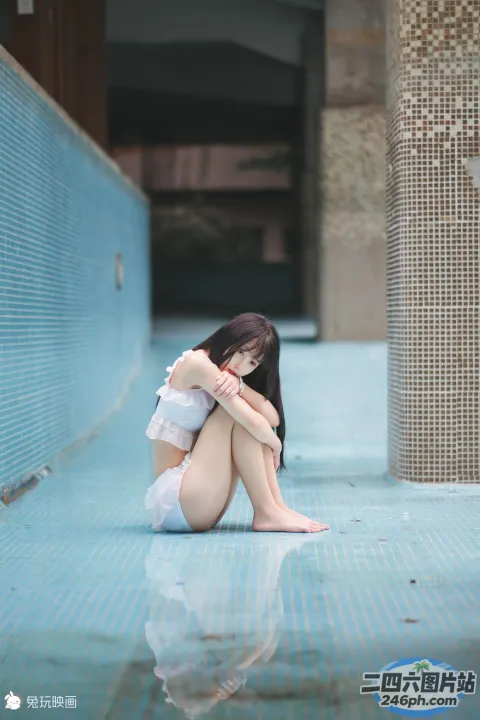 坐在游泳池地上的阿拉夫德女人