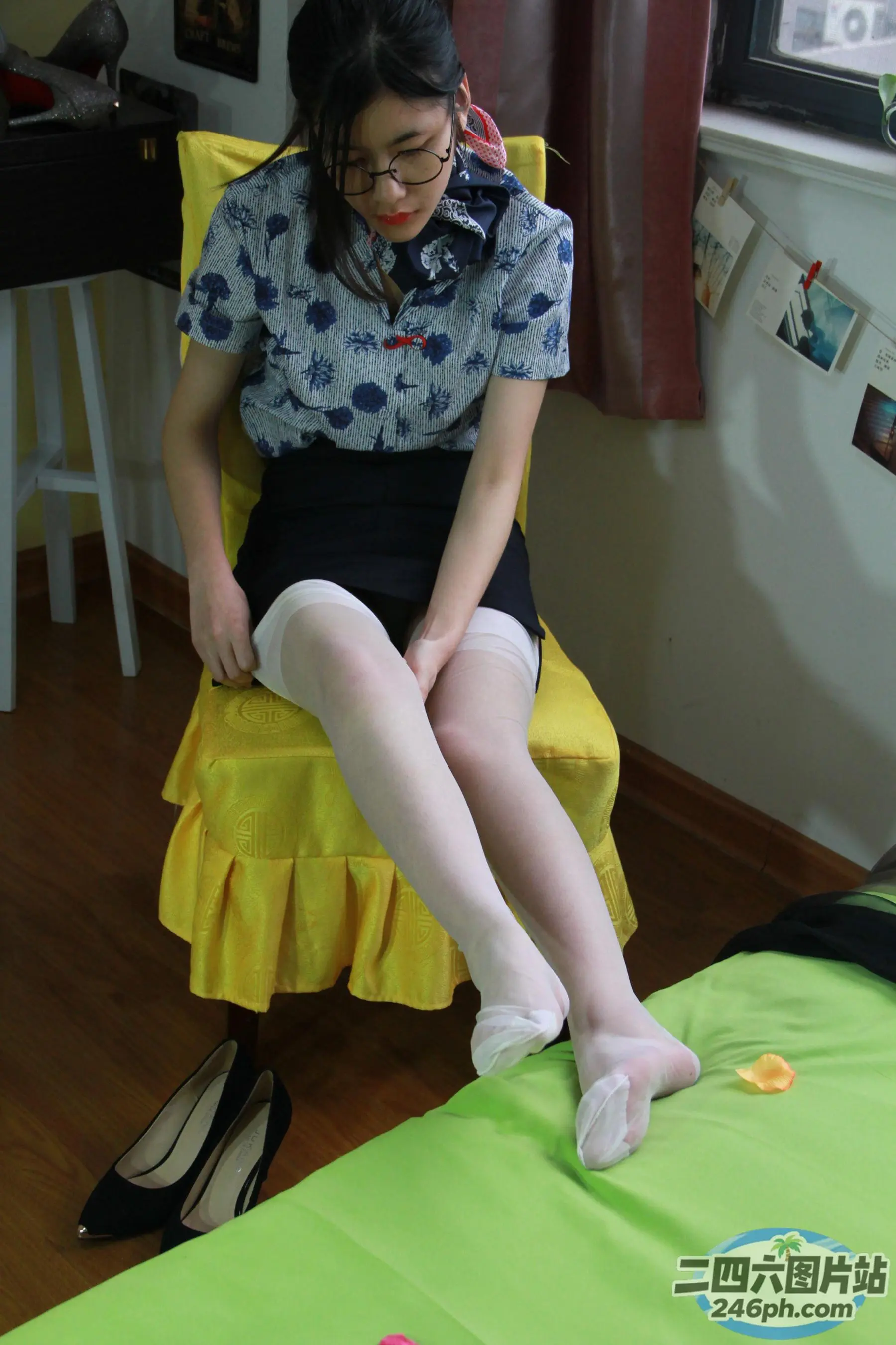 有一个女人盘着腿坐在椅子上