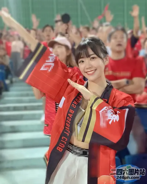 身穿红黑和服的女子在人群面前举着红旗