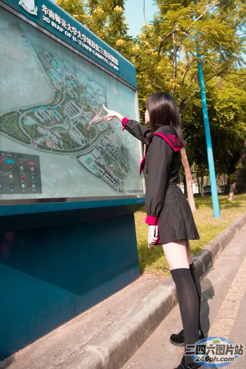 有个女人站在标牌上的地图前