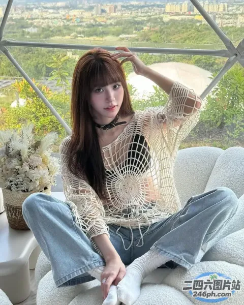 阿拉菲女人坐在沙发上，穿着白色毛衣和白色鞋子