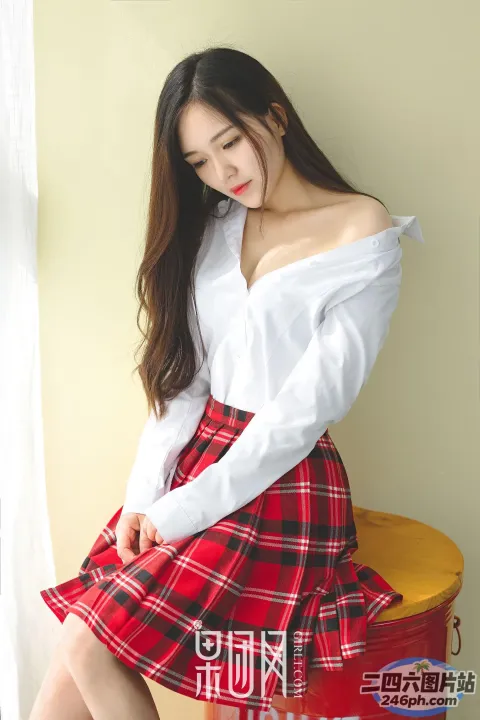 一个穿着裙子的女人坐在凳子上的特写