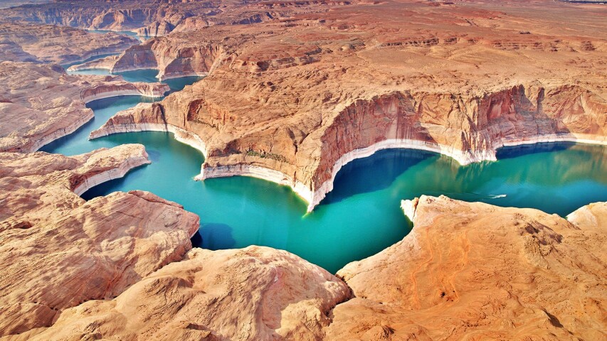 一条河流流经峡谷，背景是一座山的 arafed 视图