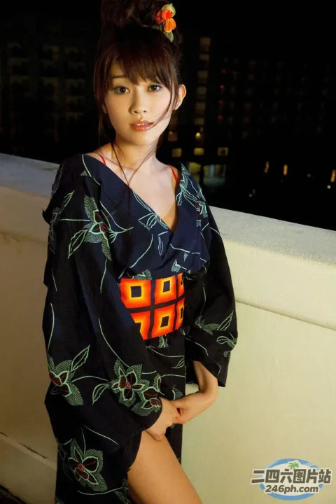 一位穿着和服的女人摆姿势拍照的特写
