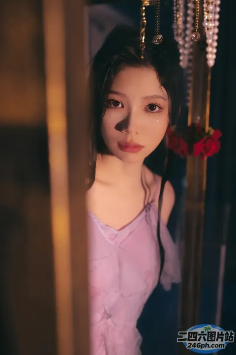 一个穿着粉红色连衣裙的女人站在门前的特写