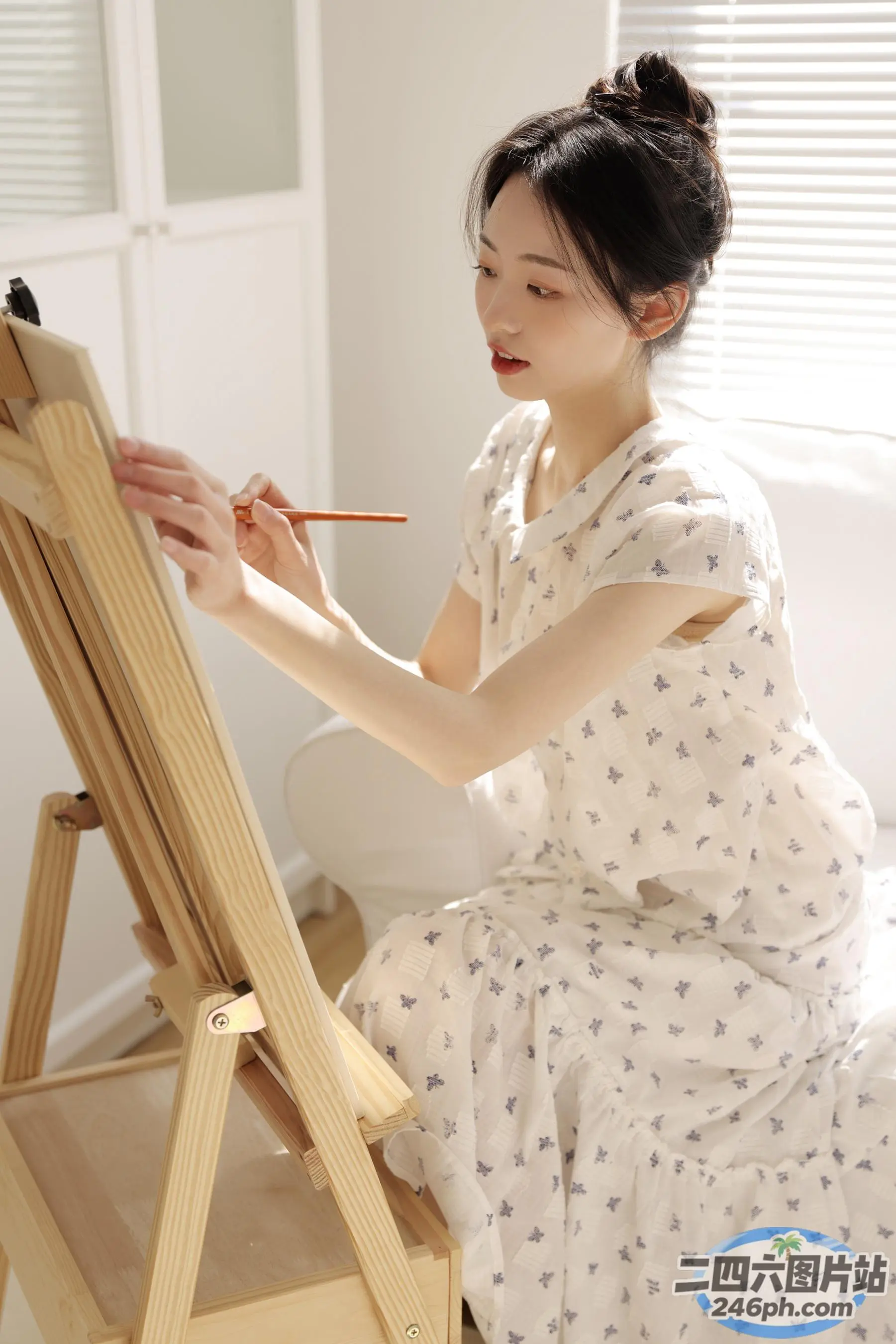 白衣女子 画架上画架 木制画架