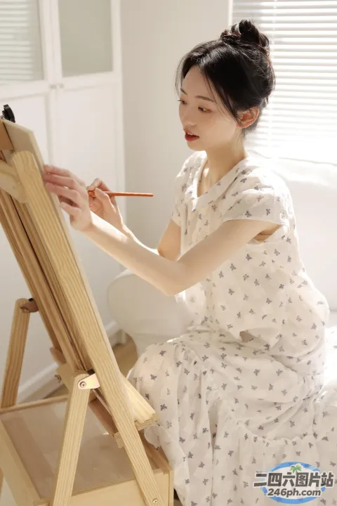白衣女子 画架上画架 木制画架