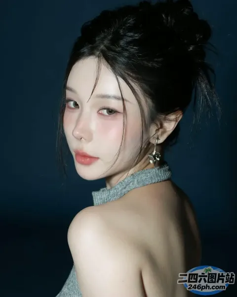 灰色上衣和黑色背景的 arafed 女人