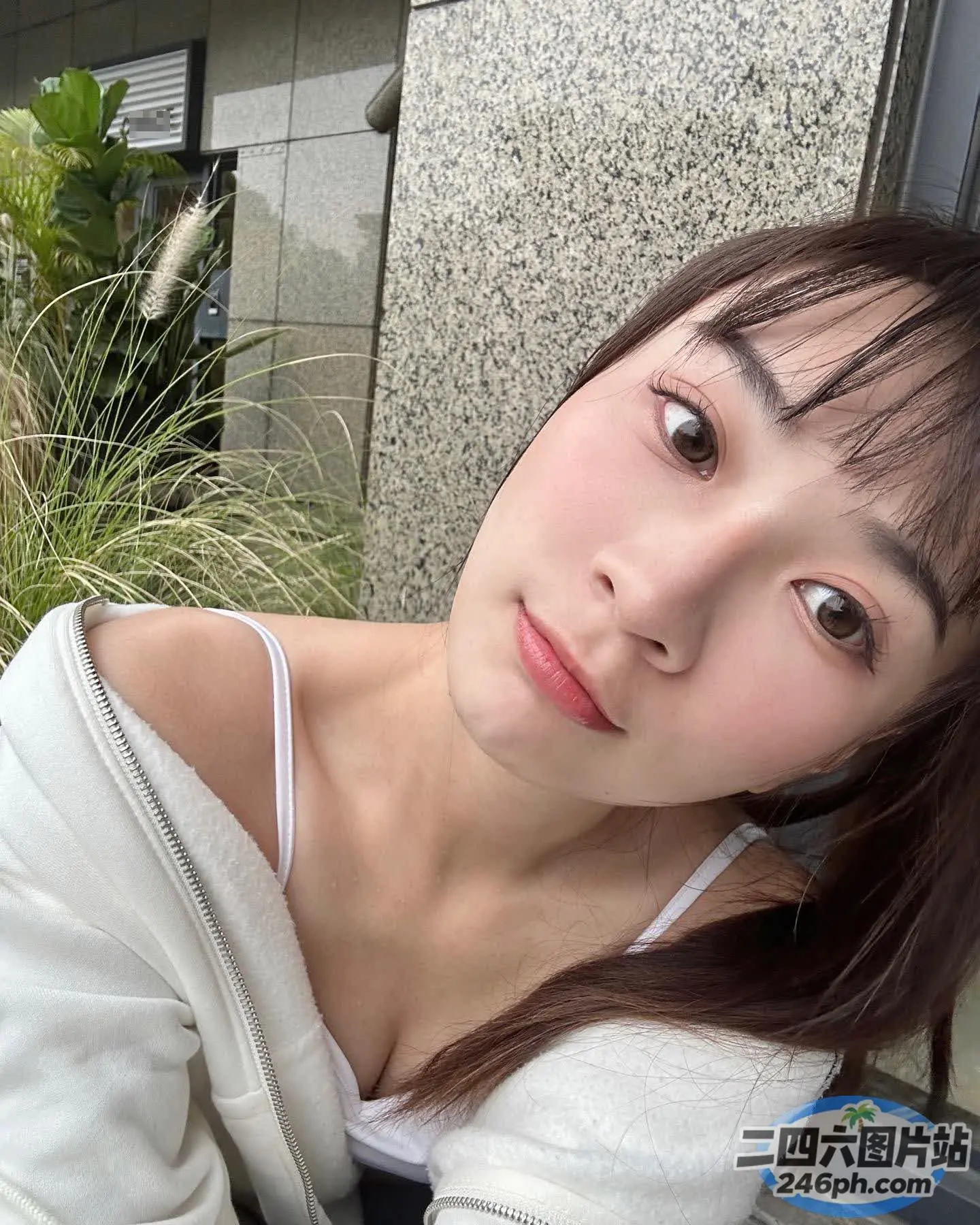 长发白色上衣的亚洲女性
