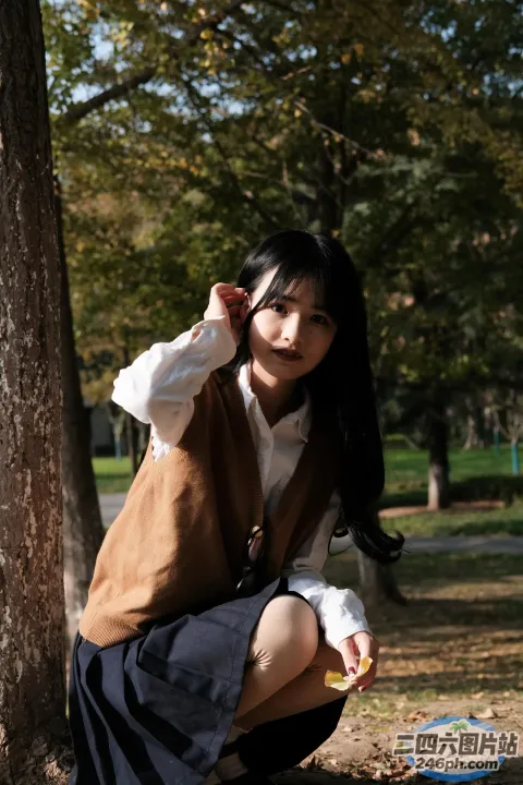 有个女人坐在地上，靠近一棵树