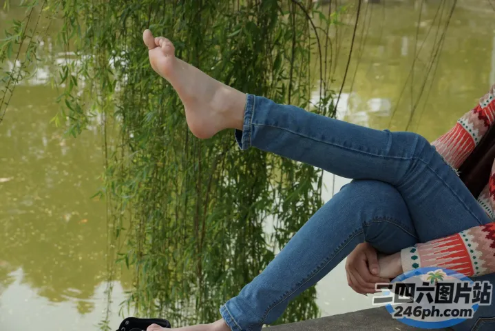阿拉夫坐在水体旁边的壁架上