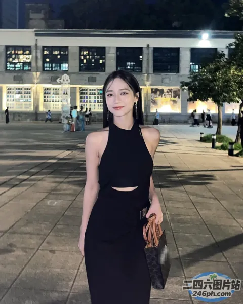 站在一栋建筑前的黑裙 araffe 女子