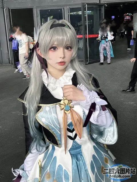 有一个穿着戏服的女人，手里拿着一把伞