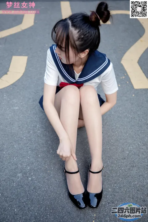坐在地上的穿着水手服的阿拉夫德女人