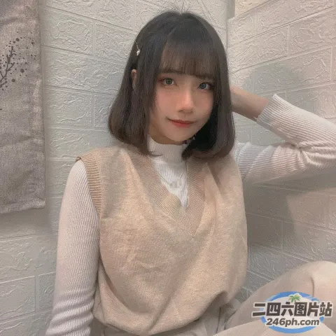 阿拉夫德女人坐在沙发上，手里拿着牙刷