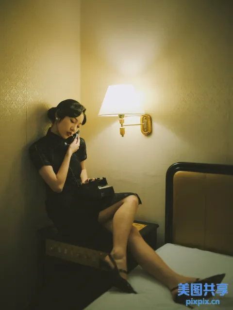 有个女人坐在床上打电话