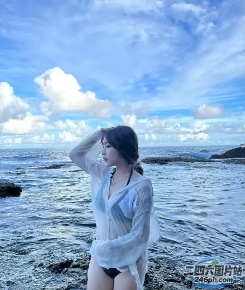 有个女人站在靠近水边的海滩上