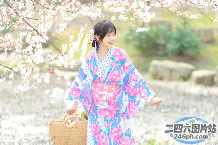 身着和服的 Araffe 走在花田中
