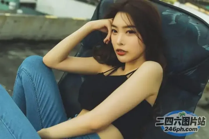 阿拉菲德亚洲妇女坐在椅子上，手放在头上