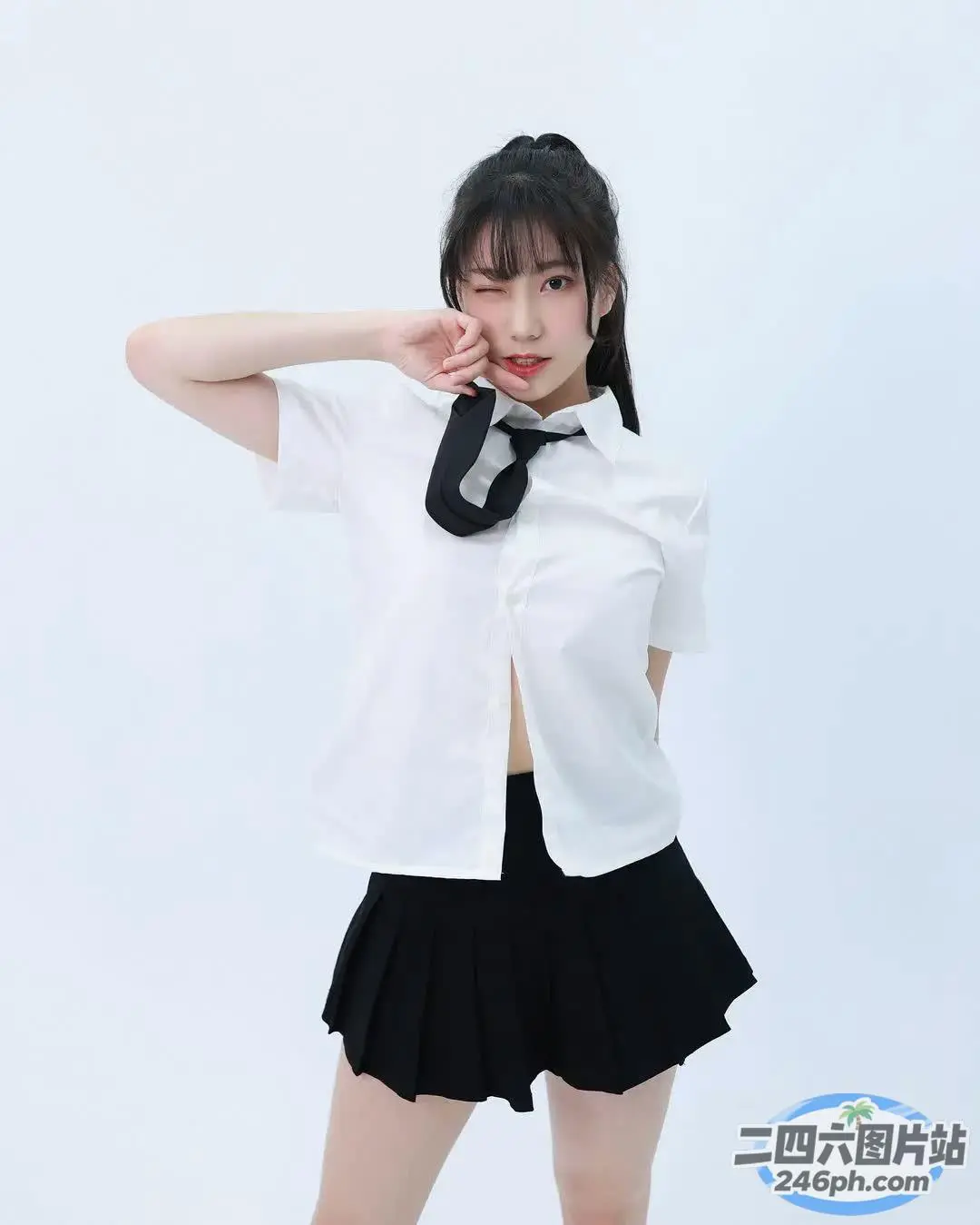 身穿白衬衫和黑色裙子的 arafed 亚洲女子摆姿势