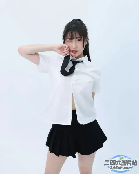 身穿白衬衫和黑色裙子的 arafed 亚洲女子摆姿势