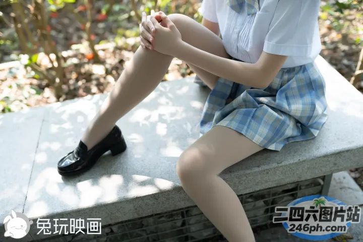 有个女人坐在长凳上，双腿交叉