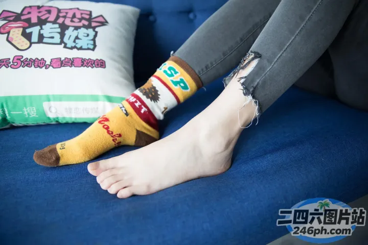 有人穿着一双袜子坐在沙发上