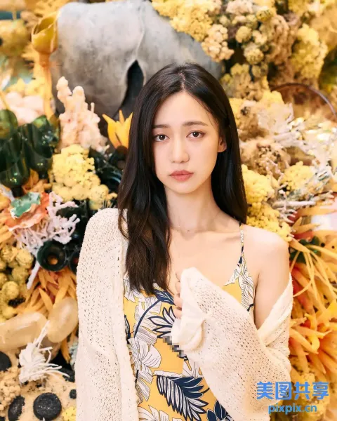 一个女人站在一束花前的特写