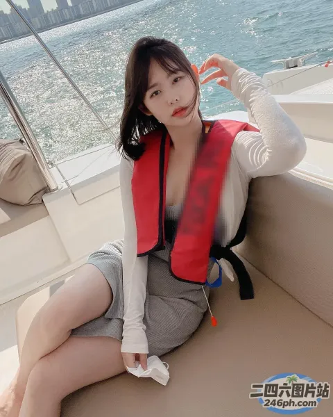 穿着救生衣坐在船上的 arafed 妇女