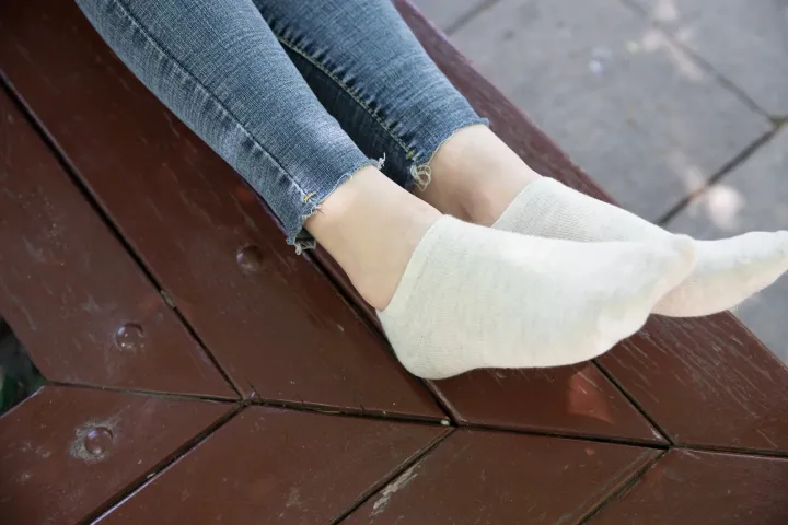 长凳上缠着绷带的脚