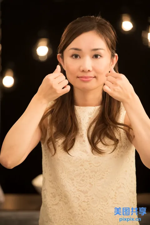 镜子里有个女人戴着耳环