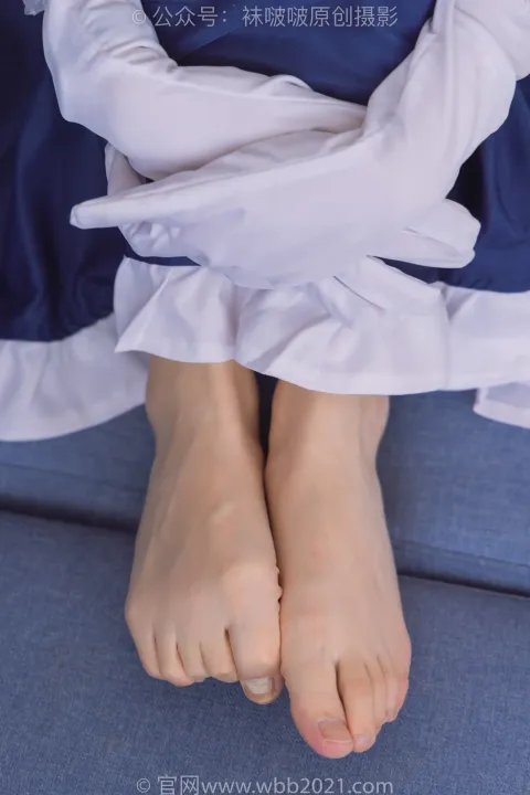 有一个人坐在沙发上，双脚抬起